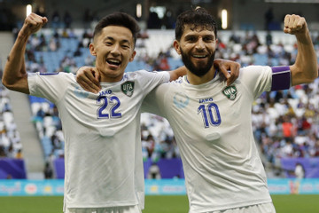 Thắng nghẹt thở Thái Lan, Uzbekistan vào tứ kết Asian Cup