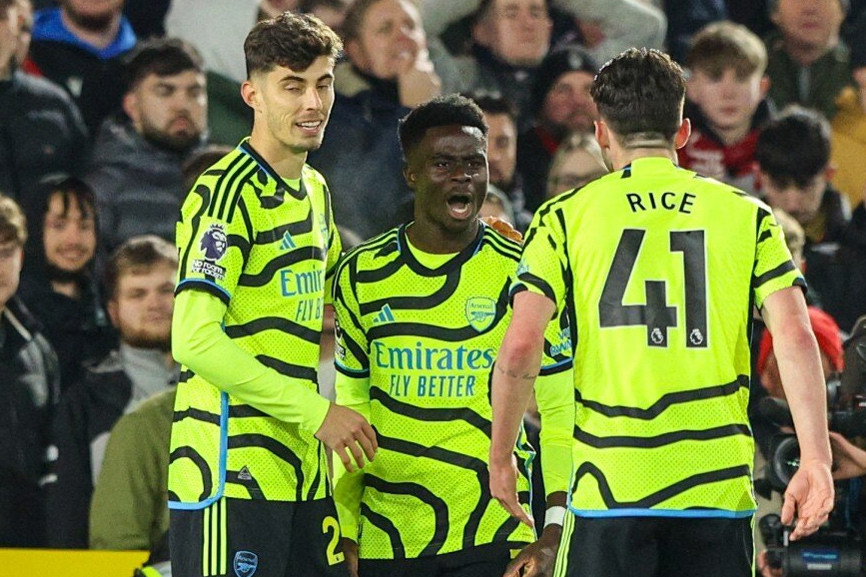 Đả bại Nottingham Forest, Arsenal leo lên nhì bảng