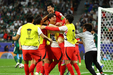 Hàn Quốc vào tứ kết Asian Cup sau loạt luân lưu cân não