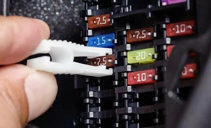 ket kinh xe o to 2.jpeg