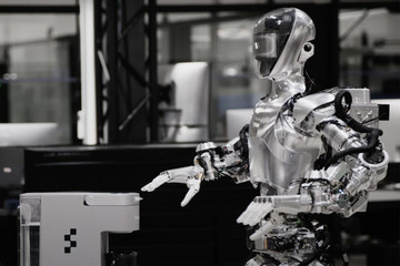 Microsoft và OpenAI tham vọng sản xuất robot thông minh hình người