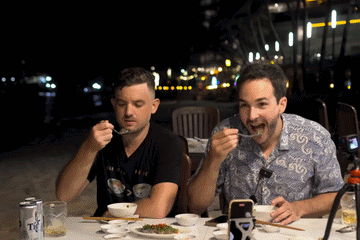 Phản ứng bất ngờ của khách Tây khi thưởng thức tiết canh tôm hùm ở Phú Quốc