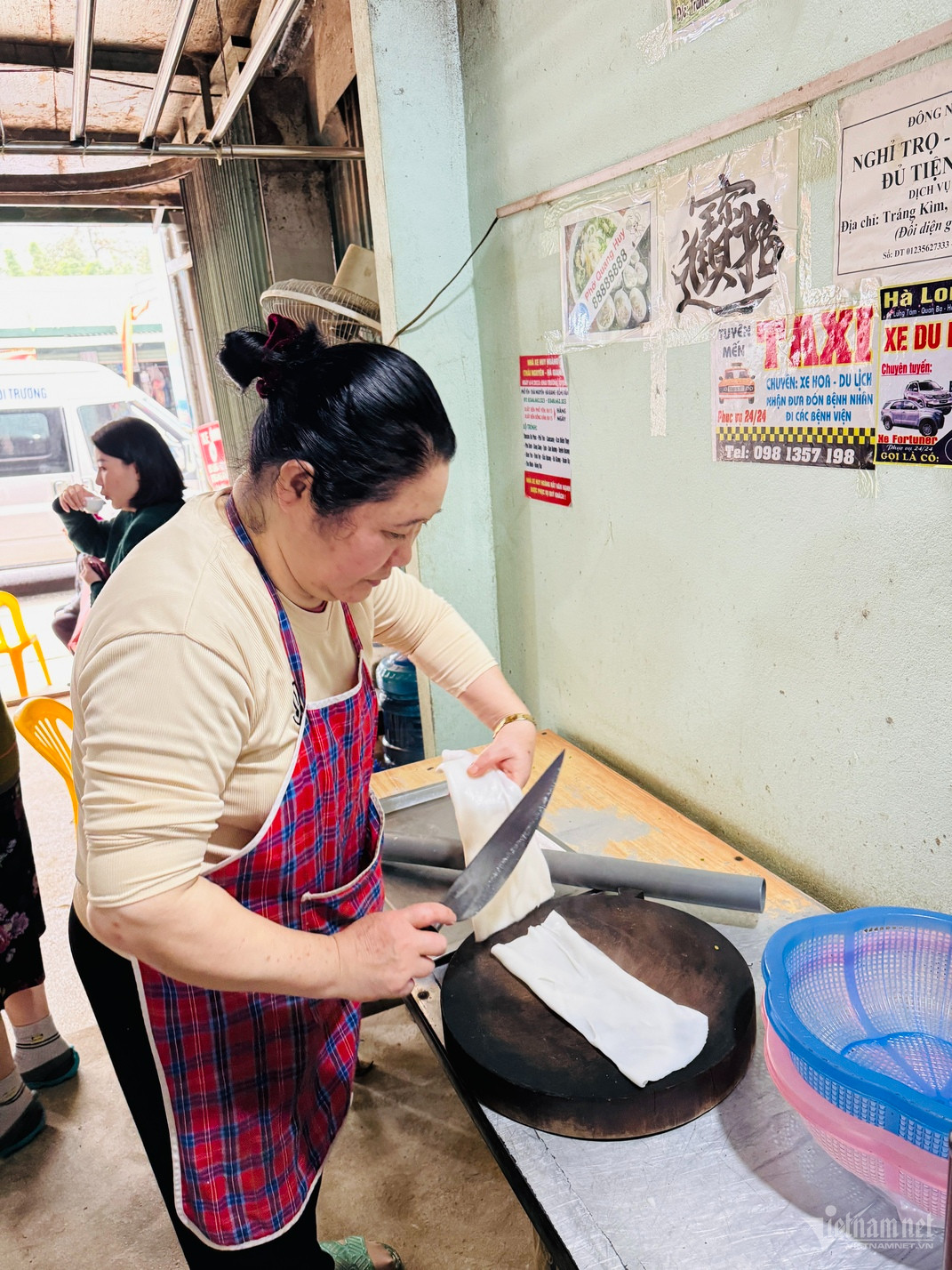 View - Phở Tráng Kìm nức tiếng Hà Giang: Khách xếp hàng chờ, mỗi sáng bán vèo 300 bát