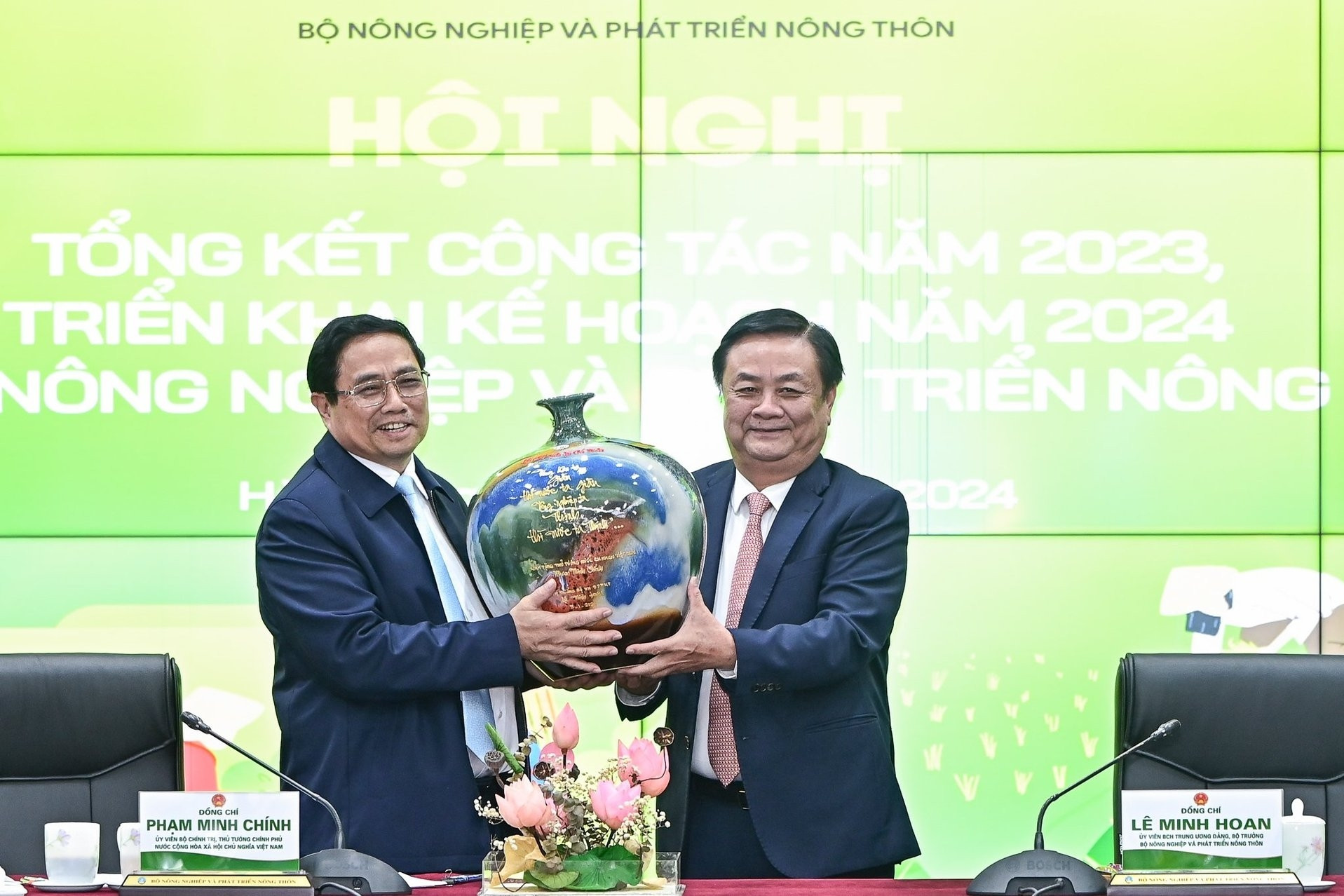 Bộ trưởng Lê Minh Hoan nói về chiếc bình gốm đặc biệt tặng Thủ tướng