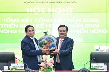 Bộ trưởng Lê Minh Hoan nói về chiếc bình gốm đặc biệt tặng Thủ tướng