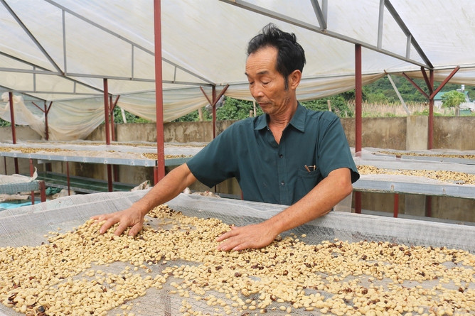 Farm produce mostly sold raw, unprocessed at traditional markets