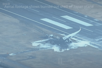 Video nhìn từ trên không chiếc máy bay Nhật sau vụ cháy kinh hoàng