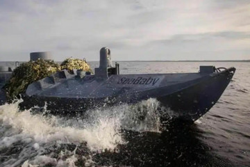 Video xuồng cảm tử Ukraine nã loạt tên lửa nhằm vào chiến hạm Nga