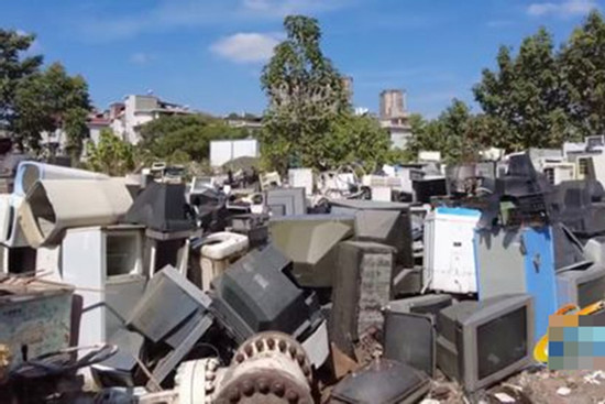 Vợ mang tivi cũ bán đồng nát, chồng hốt hoảng báo công an