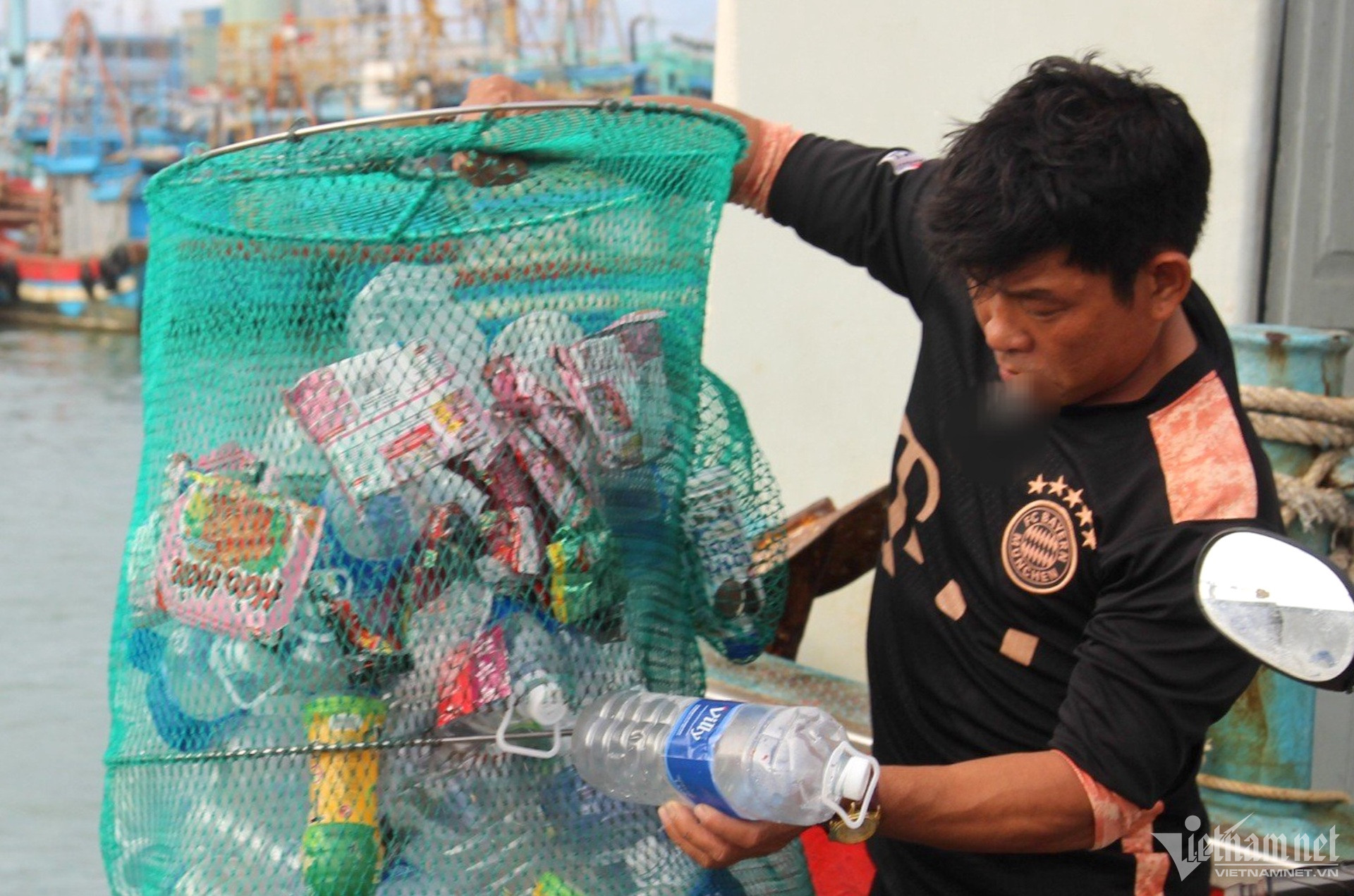 Ngư dân Bình Định mang rác thải vào bờ (Ảnh: Diễm Phúc)