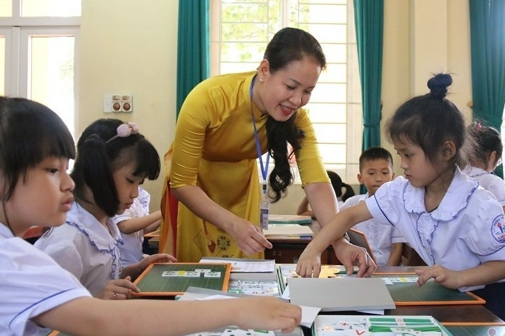 Bộ Chính trị: Tiếp tục đổi mới chính sách tiền lương, đãi ngộ giáo viên