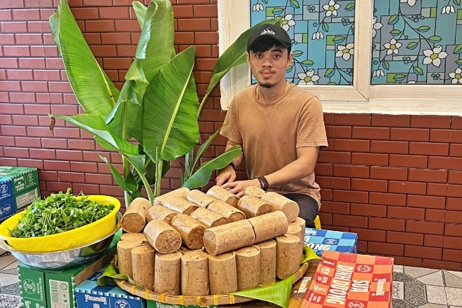 Chàng trai bán bánh mì trở thành shipper đặc biệt, hàng ngày kết nối yêu thương