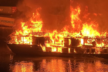 Three tourist boats destroyed in Quang Ninh fire