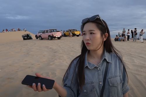 Korean YouTuber likes Mui Ne desert, enjoys banh xeo