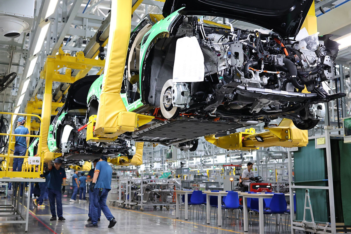 mot day chuyen san xuat xe dien tai Trung Quóc.jpg