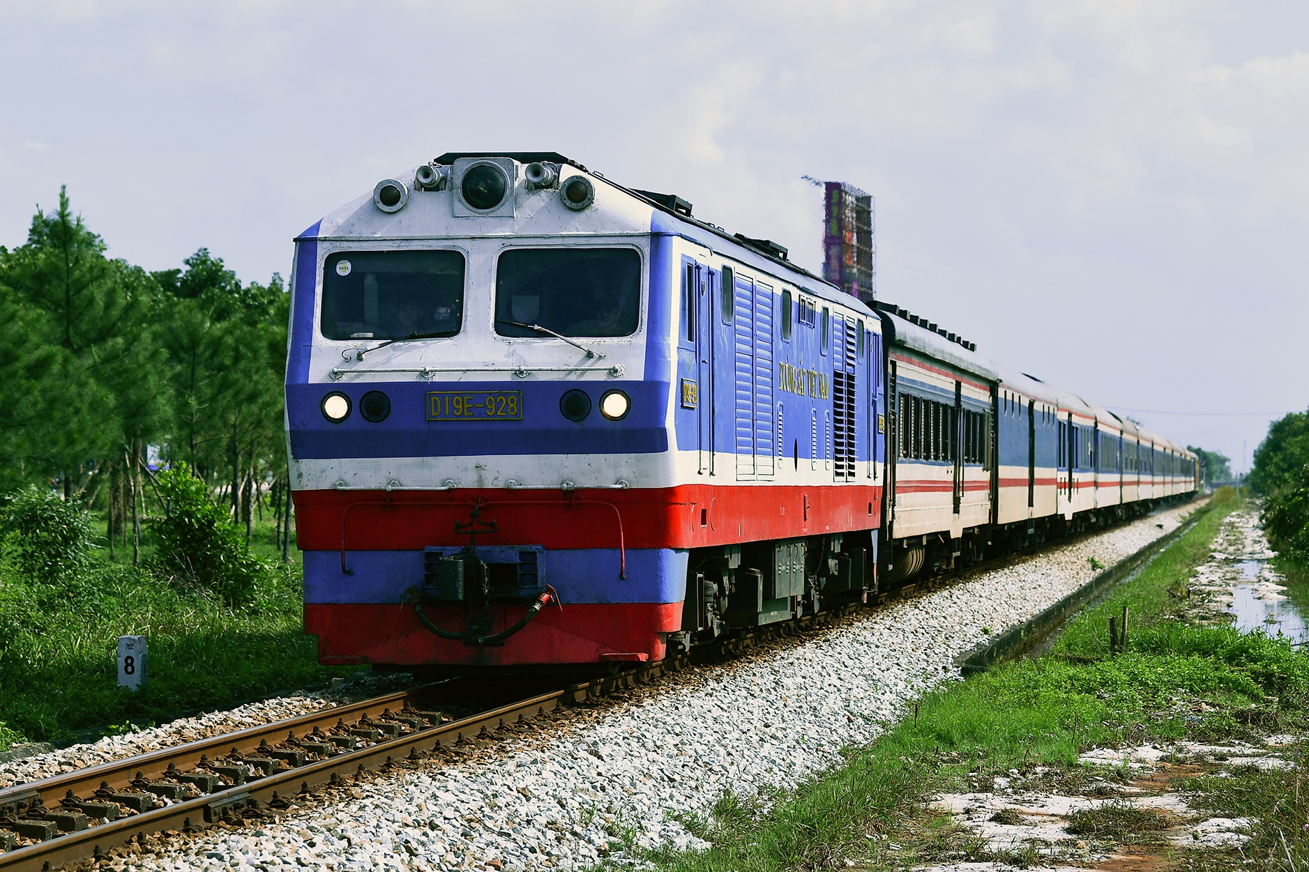 Nghiên cứu, chế tạo đoàn tàu tốc độ trên 100km/h