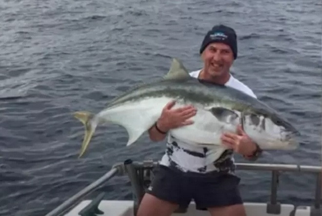 Rơi xuống biển có cá mập suốt 23 giờ, ngư dân được cứu sống nhờ chiếc đồng hồ