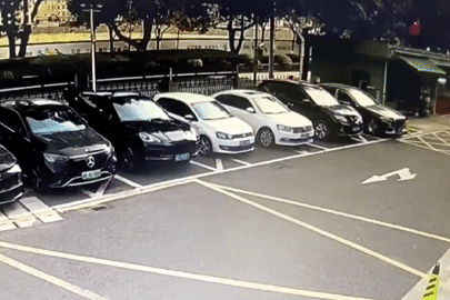 Xe Porsche mất kiểm soát đâm hàng loạt ô tô, người đi đường may mắn thoát nạn