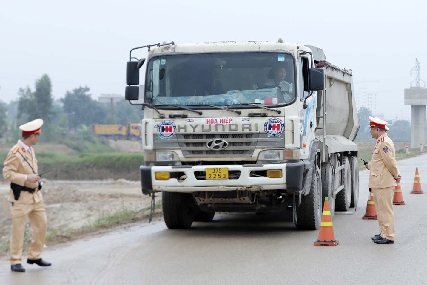 Xử phạt hàng loạt xe quá tải 'kéo bùn đất' gây bụi mù mịt trên quốc lộ