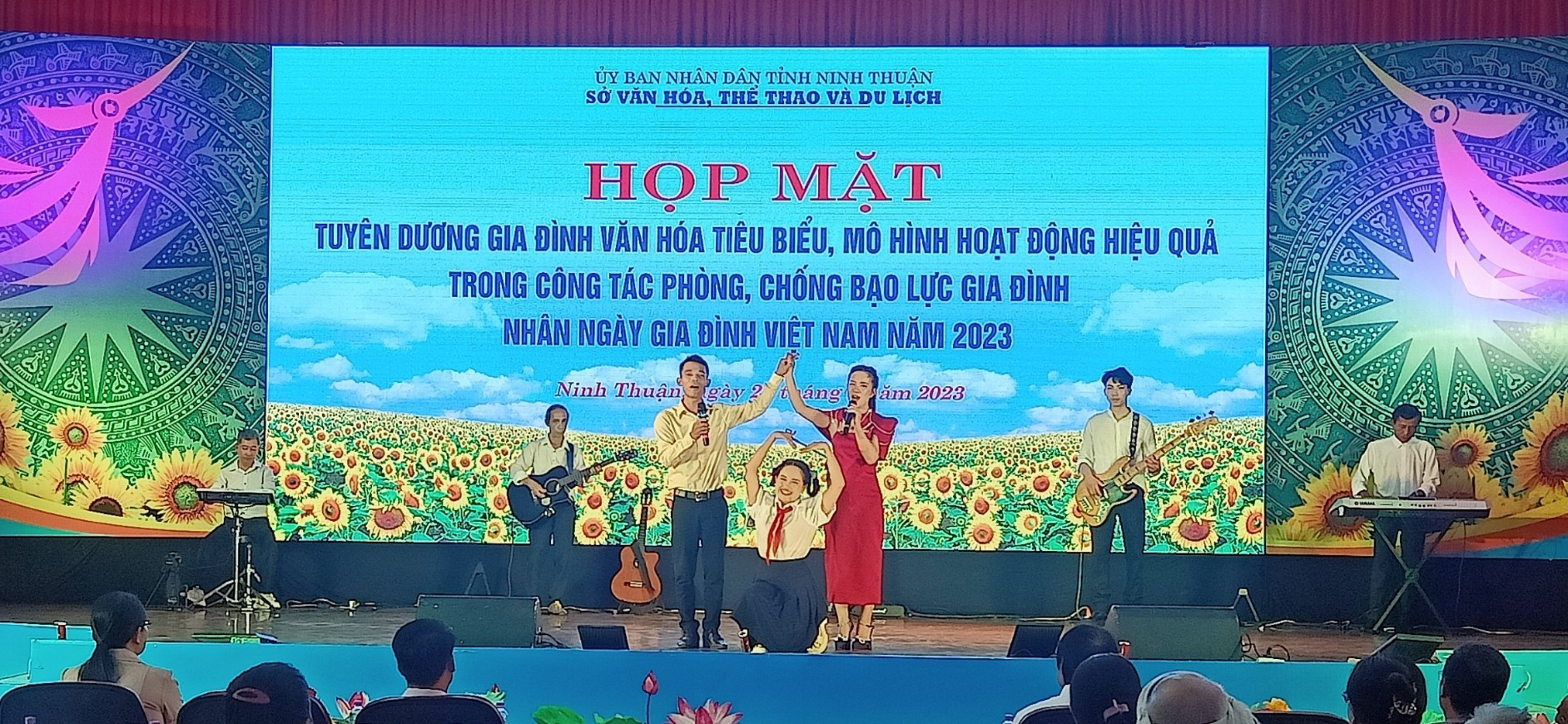 bao luc gia dinh.jpg