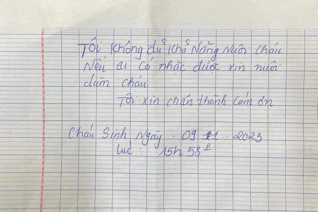 Bé gái 3 tháng tuổi bị bỏ rơi ngoài bãi rác kèm dòng chữ 'xin nuôi dùm'