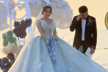 Chồng gạt nước mắt trong đám cưới với MC Vân Hugo trước biển