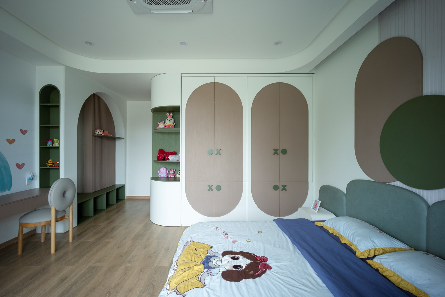 Phòng ngủ dành cho trẻ nhỏ được thiết kế với các đường cong nhẹ nhàng, cùng gam màu pastel.