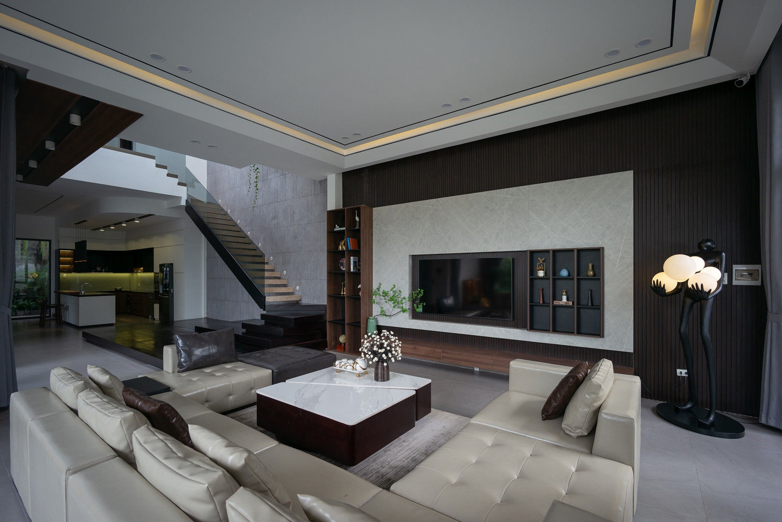 Phòng khách sử dụng vật liệu chính các gam màu tối theo đúng tính cách hướng nội của chủ nhà.
