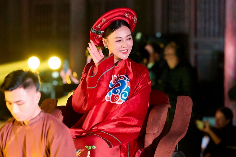 Phương Oanh ôm bụng bầu sinh đôi diễn thời trang