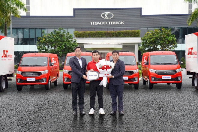 Thaco Auto bàn giao 140 xe tải cho J&T Express Việt Nam