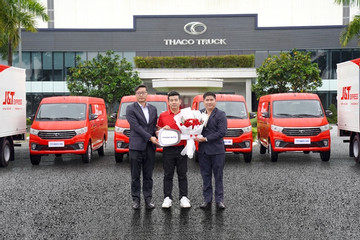 Thaco Auto bàn giao 140 xe tải cho J&T Express Việt Nam