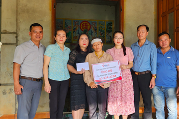 Trao hơn 43 triệu đến mẹ con chị Nguyễn Thị Tường