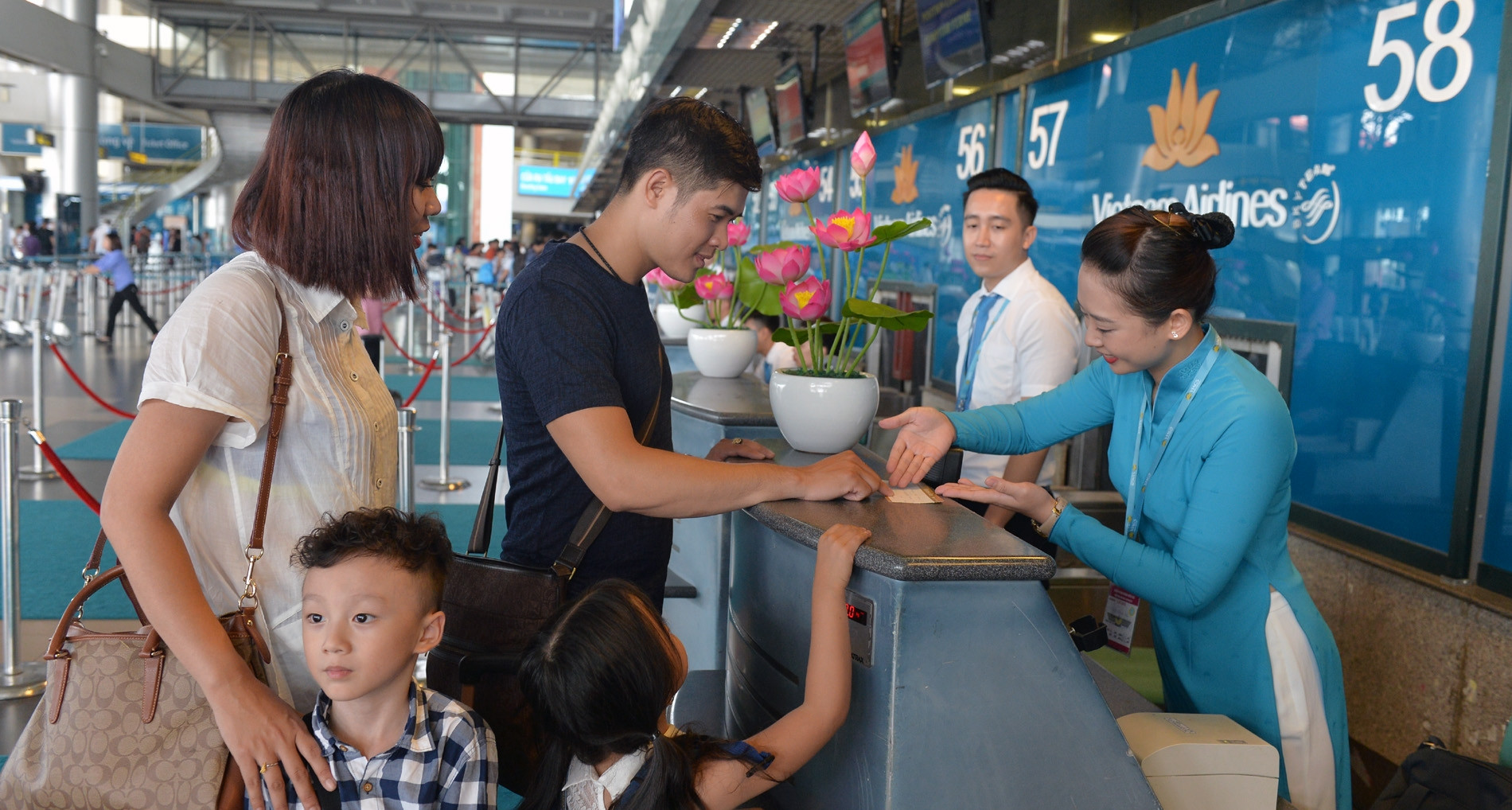 Vé máy bay Tết: Đường bay 'vàng' dồi dào, đi 'nửa đêm gà gáy' vẫn đắt