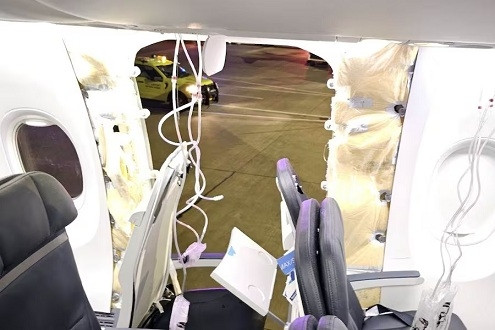 Video máy bay mất cửa sổ giữa không trung phải quay đầu hạ cánh khẩn cấp