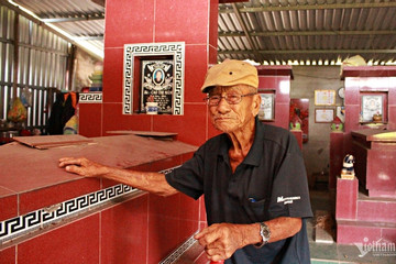 101-year-old man in Long An builds and lives in tomb with seven graves