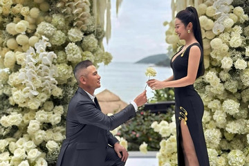 Chồng quỳ gối tặng hoa Jennifer Phạm, dàn Táo Quân chơi trò trẻ thơ