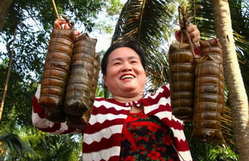 Hau Giang’s cylindrical sticky rice cake: a culinary delight for Tet