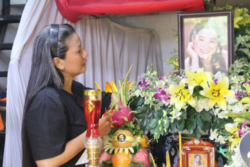 Kiều Trinh mang ly cà phê đặt lên bàn thờ nghẹn ngào viếng diễn viên Thanh Hoa