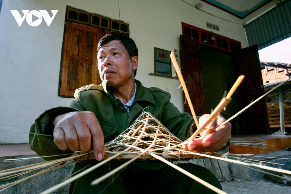 nung an ethnic people preserve unique craft of making conical hats picture 5