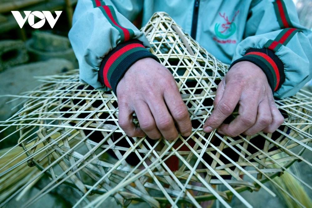 nung an ethnic people preserve unique craft of making conical hats picture 6