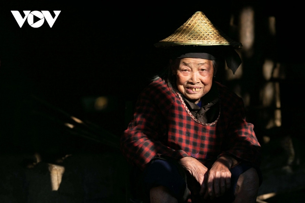 nung an ethnic people preserve unique craft of making conical hats picture 12