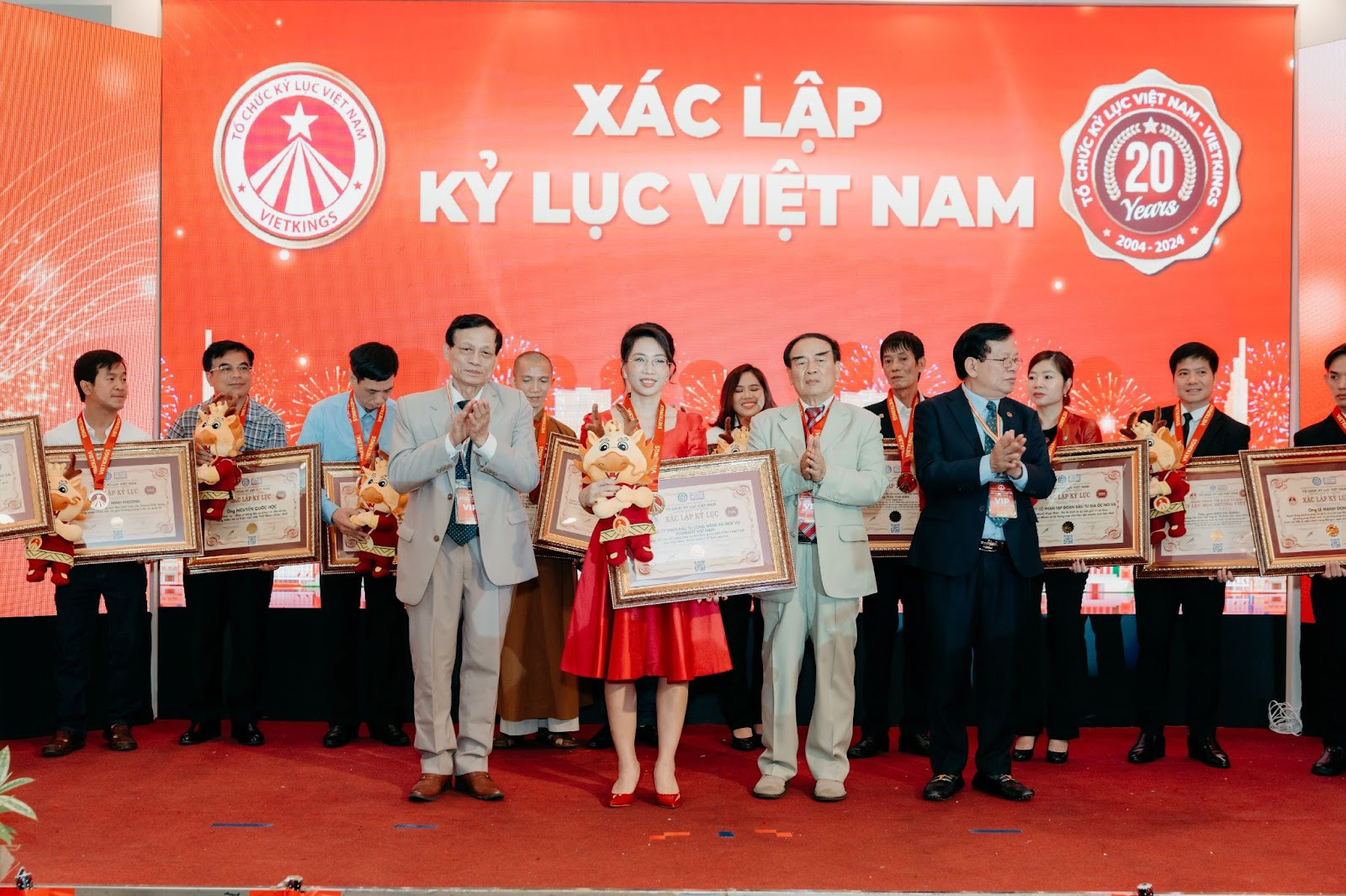 Bà Lại Thị Mai, Giám đốc Licensing thuộc Sconnect Việt Nam (áo đỏ) đại diện nhận hai Kỷ lục Việt Nam trong lĩnh vực hoạt hình.