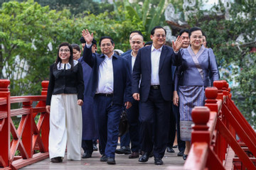 Thủ tướng Phạm Minh Chính và Thủ tướng Lào đi dạo Hồ Gươm, hát cùng sinh viên