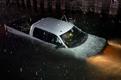 Trốn chạy cảnh sát, tài xế lao xe Ford F-150 xuống hồ nước... để thoát thân