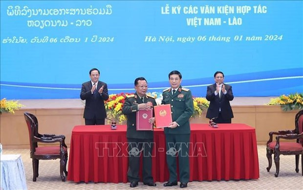 Vietnamese, Lao Prime Ministers hold talks in Hanoi