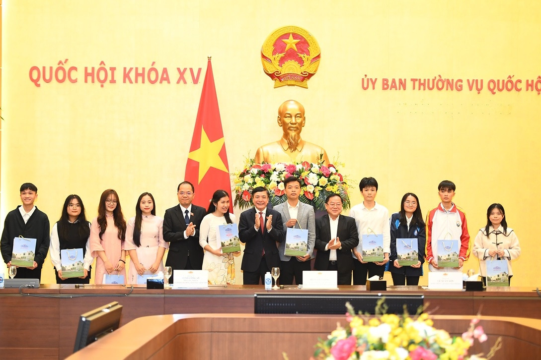 120 thủ khoa xuất sắc được trao học bổng