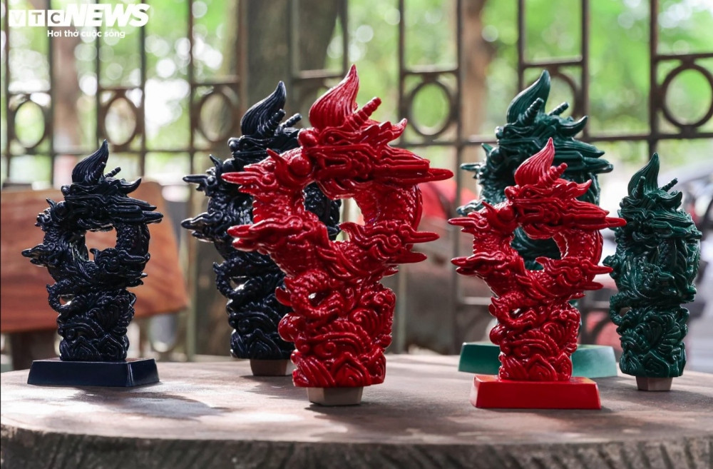 24k gold-plated dragon sculpture for lunar new year decoration picture 2