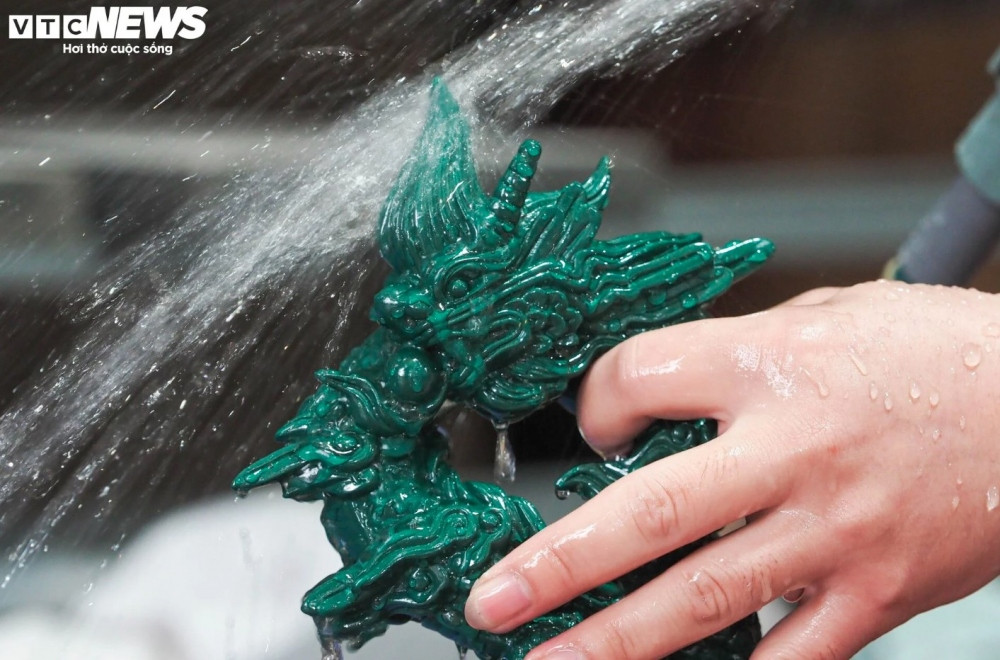 24k gold-plated dragon sculpture for lunar new year decoration picture 4