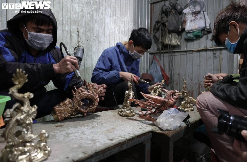 24k gold-plated dragon sculpture for lunar new year decoration picture 5