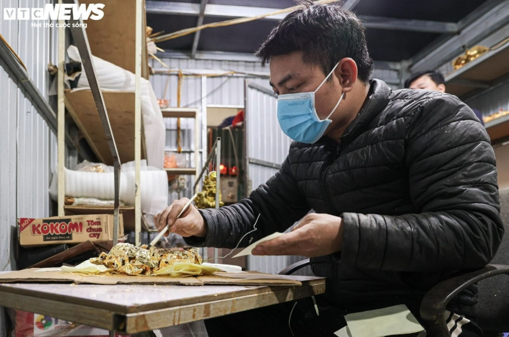 24k gold-plated dragon sculpture for lunar new year decoration picture 6